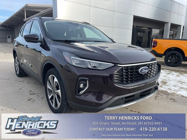 Used 2023 Ford Escape Platinum image 1