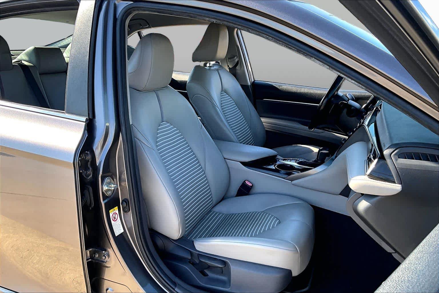Used 2019 Toyota Camry SE FWD image 9