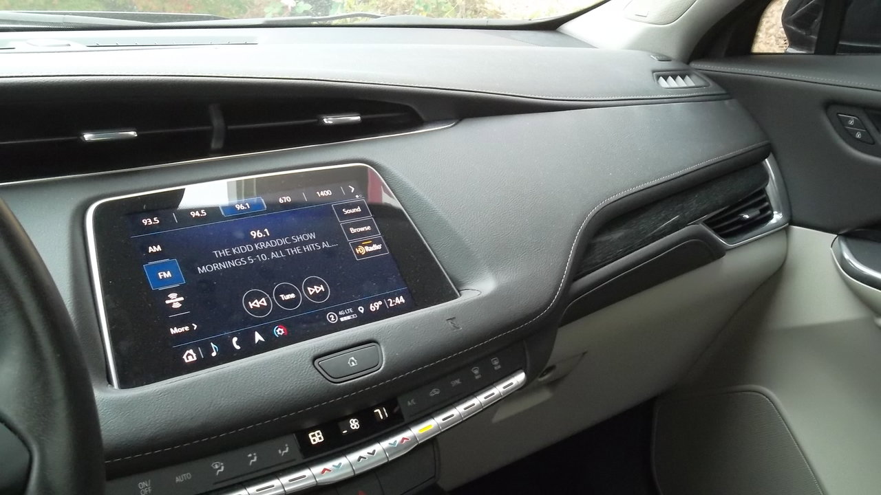 Used 2021 Cadillac XT4 Premium Luxury image 14