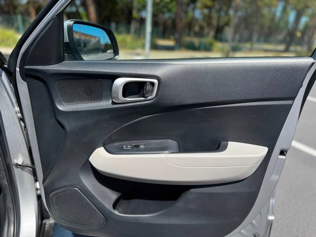 Used 2025 Hyundai Venue SEL FWD image 29