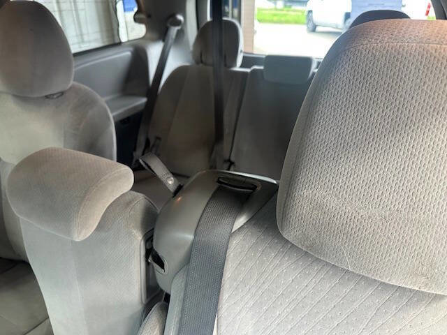 Used 2015 Toyota Sienna LE image 12