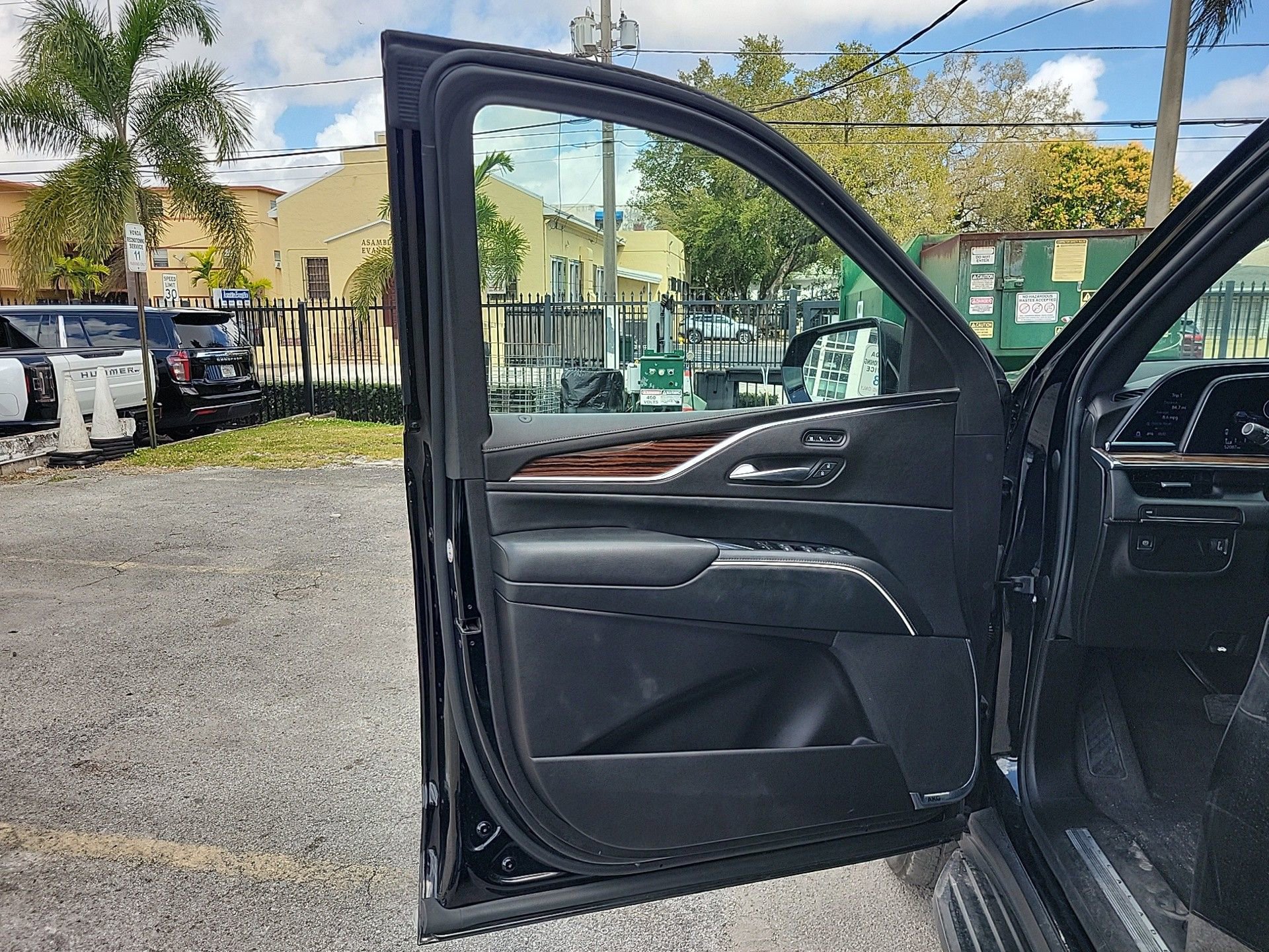 Used 2023 Cadillac Escalade ESV Premium Luxury image 29