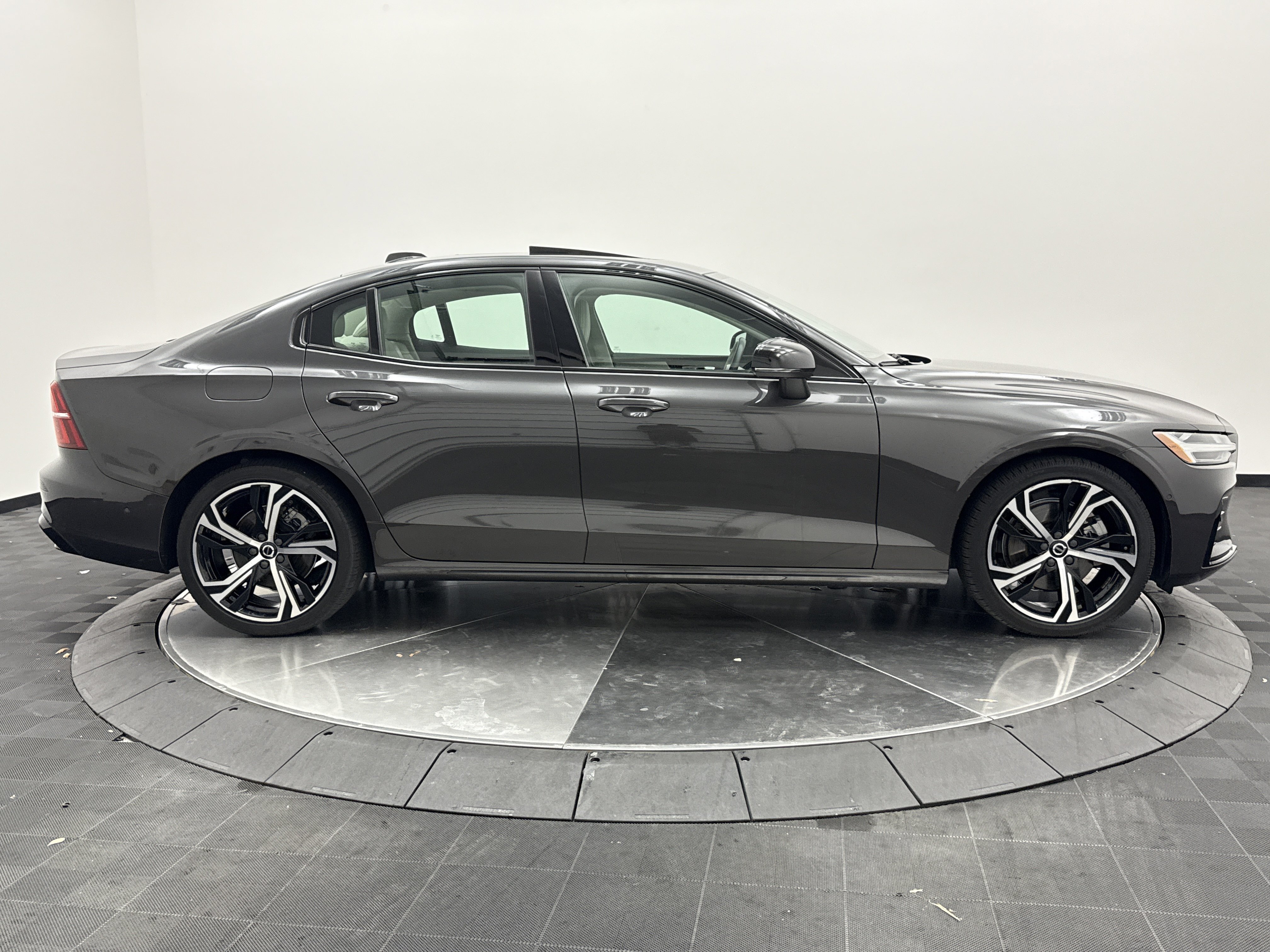 Used 2024 Volvo S60 B5 Plus AWD/4WD image 8