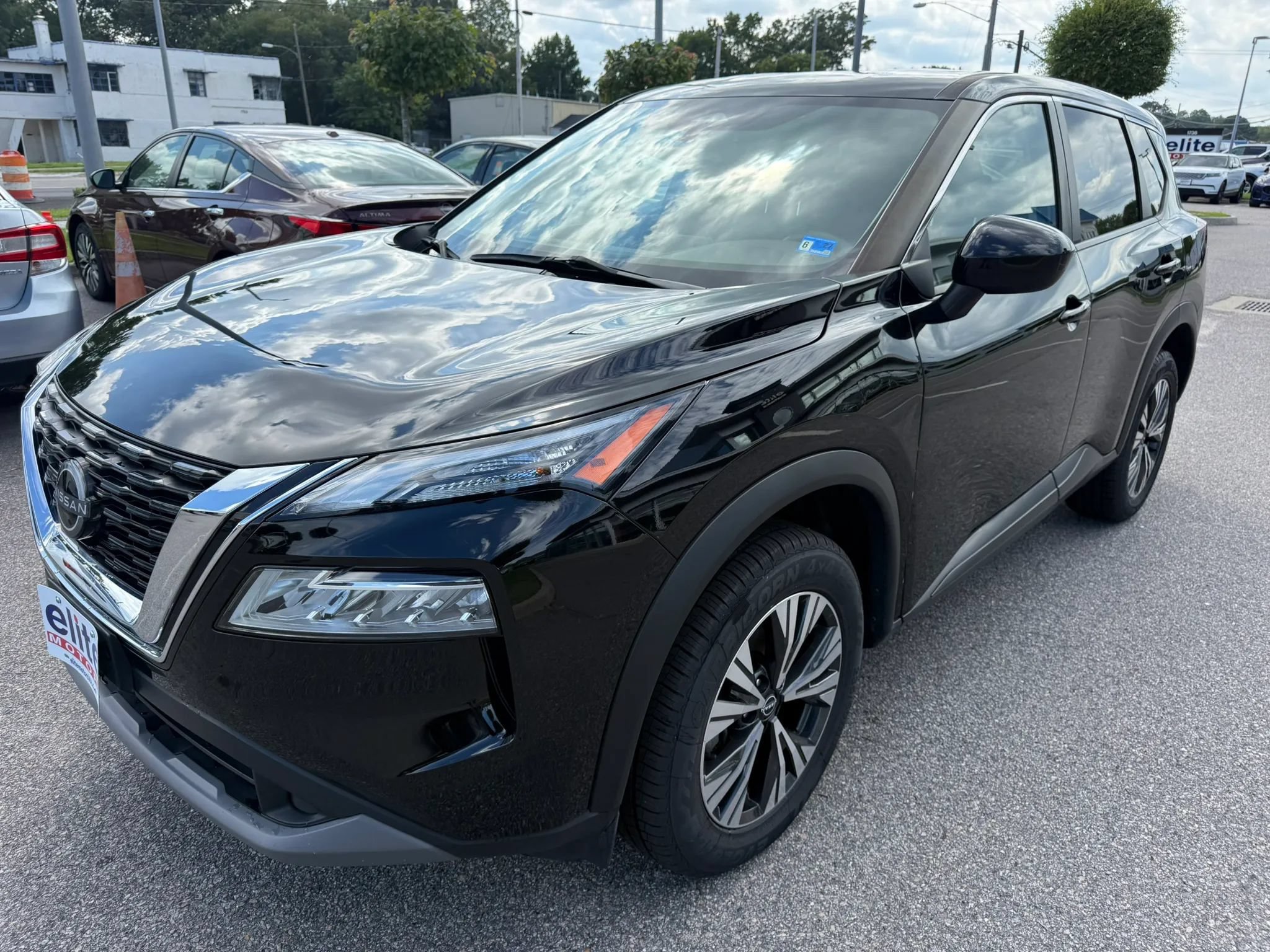 Used 2023 Nissan Rogue SV AWD/4WD image 3