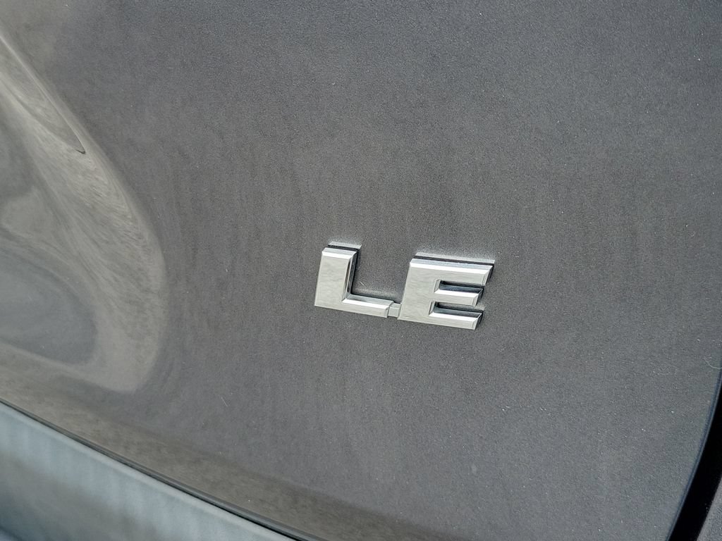 Used 2022 Toyota RAV4 LE FWD image 6