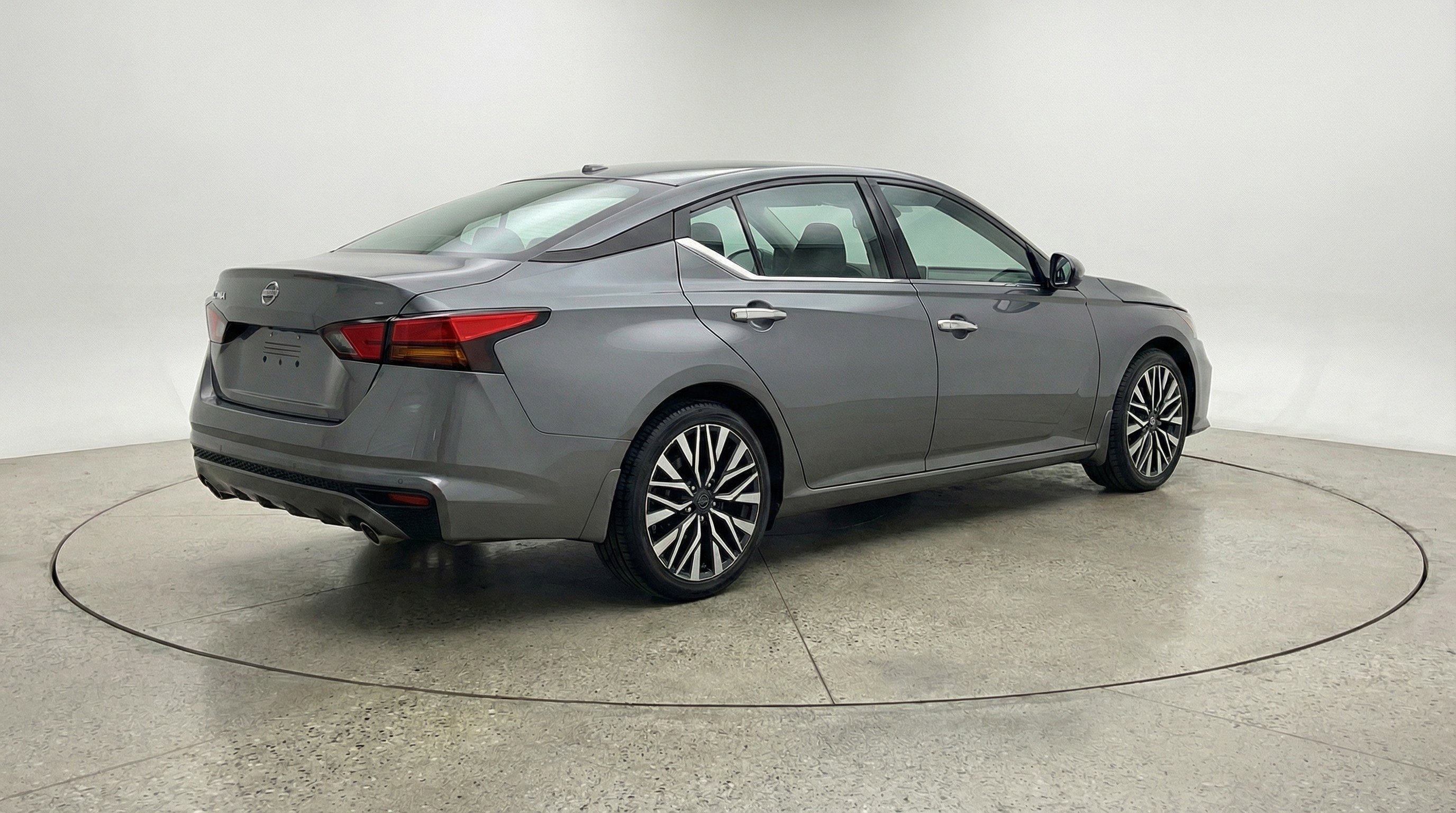 Used 2025 Nissan Altima 2.5 SV image 9