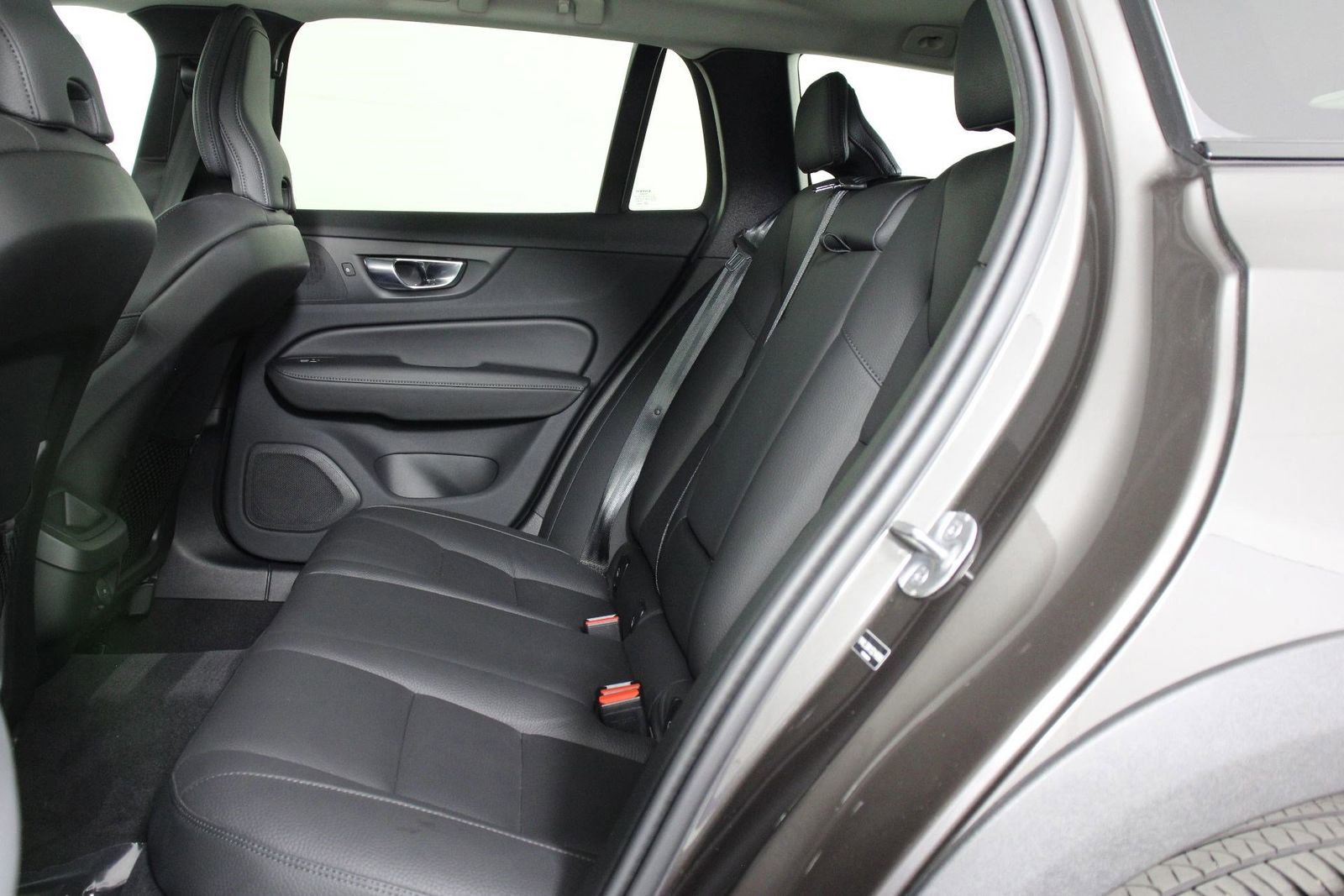 Certified 2025 Volvo V60 B5 Cross Country Plus image 32