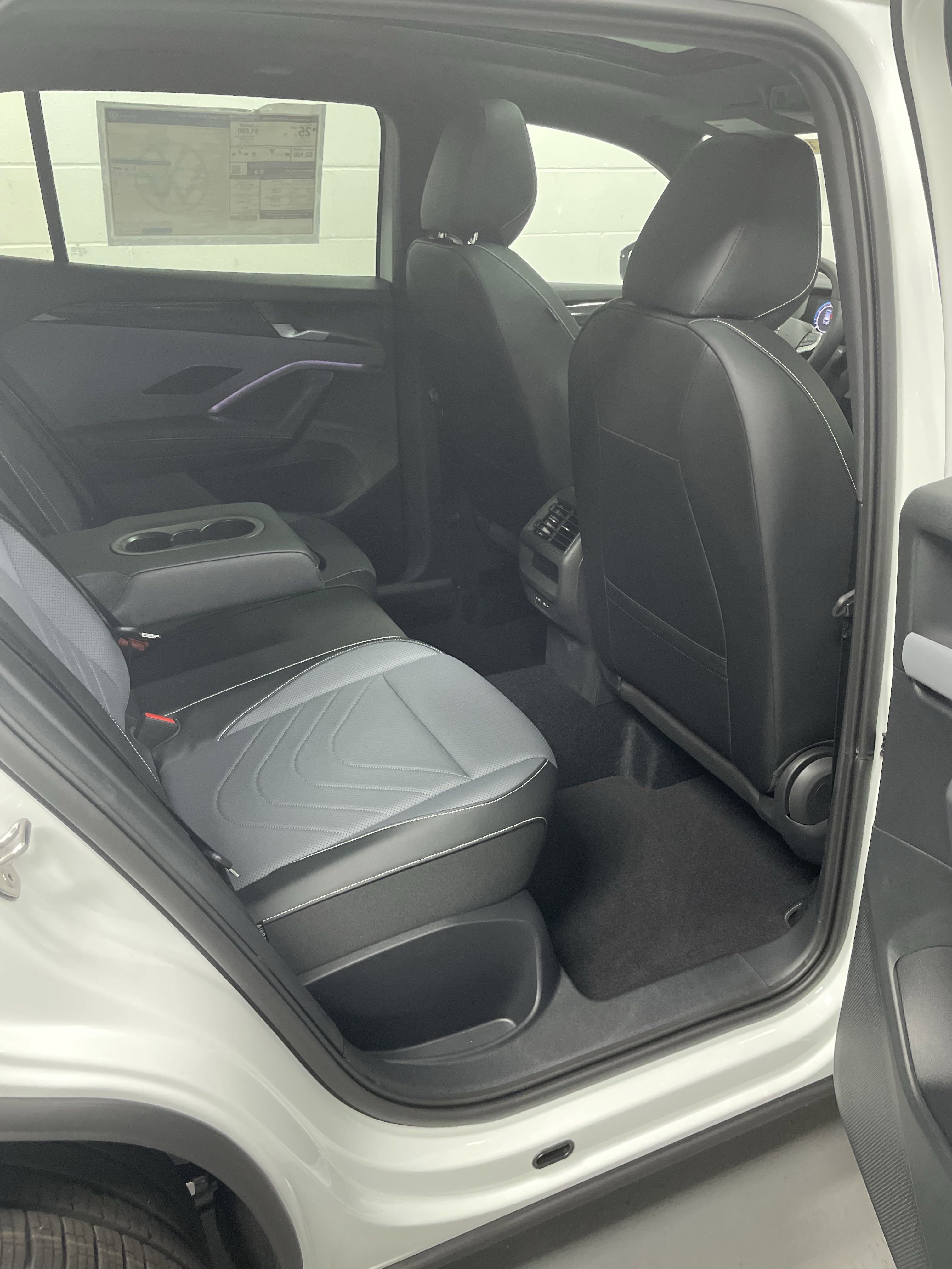 New 2025 Volkswagen Tiguan SE R-Line image 11