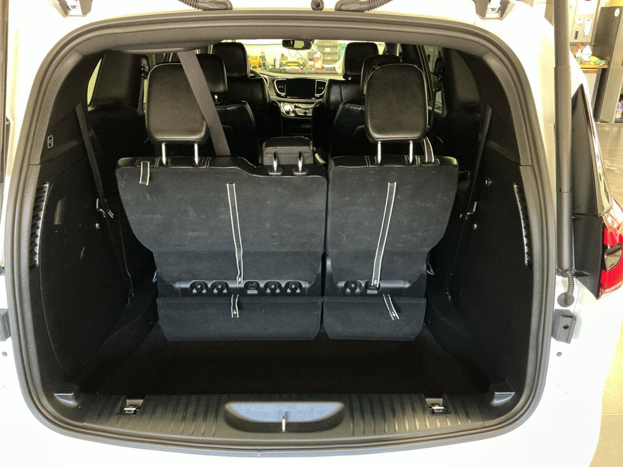 Used 2025 Chrysler Pacifica Select FWD image 15