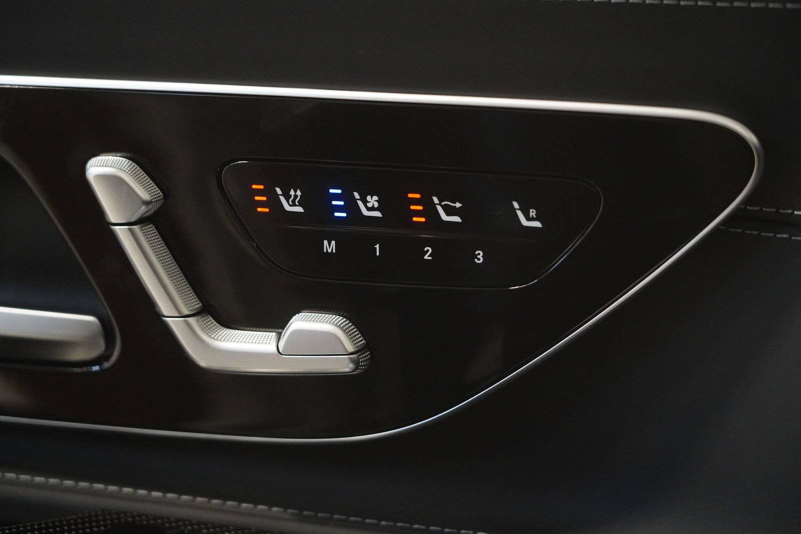 Certified 2024 Mercedes-Benz SL 55 AMG 4MATIC w/ Driver Assistance Package image 32