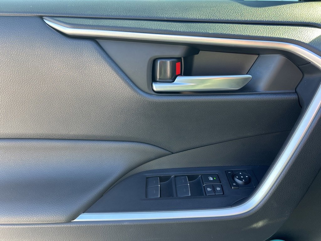 Used 2024 Toyota RAV4 SE image 17