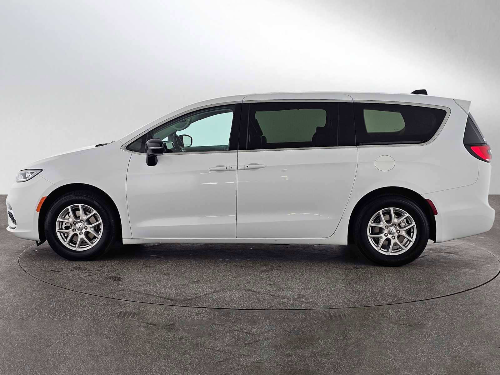 Used 2024 Chrysler Pacifica Touring-L image 6