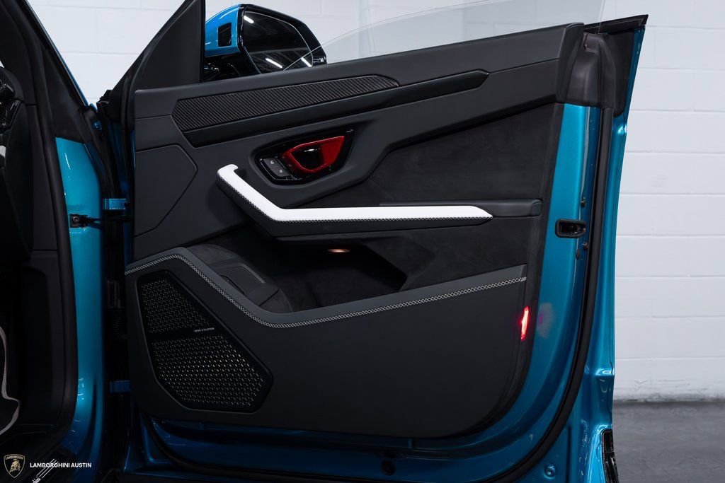 Used 2025 Lamborghini Urus SE image 49