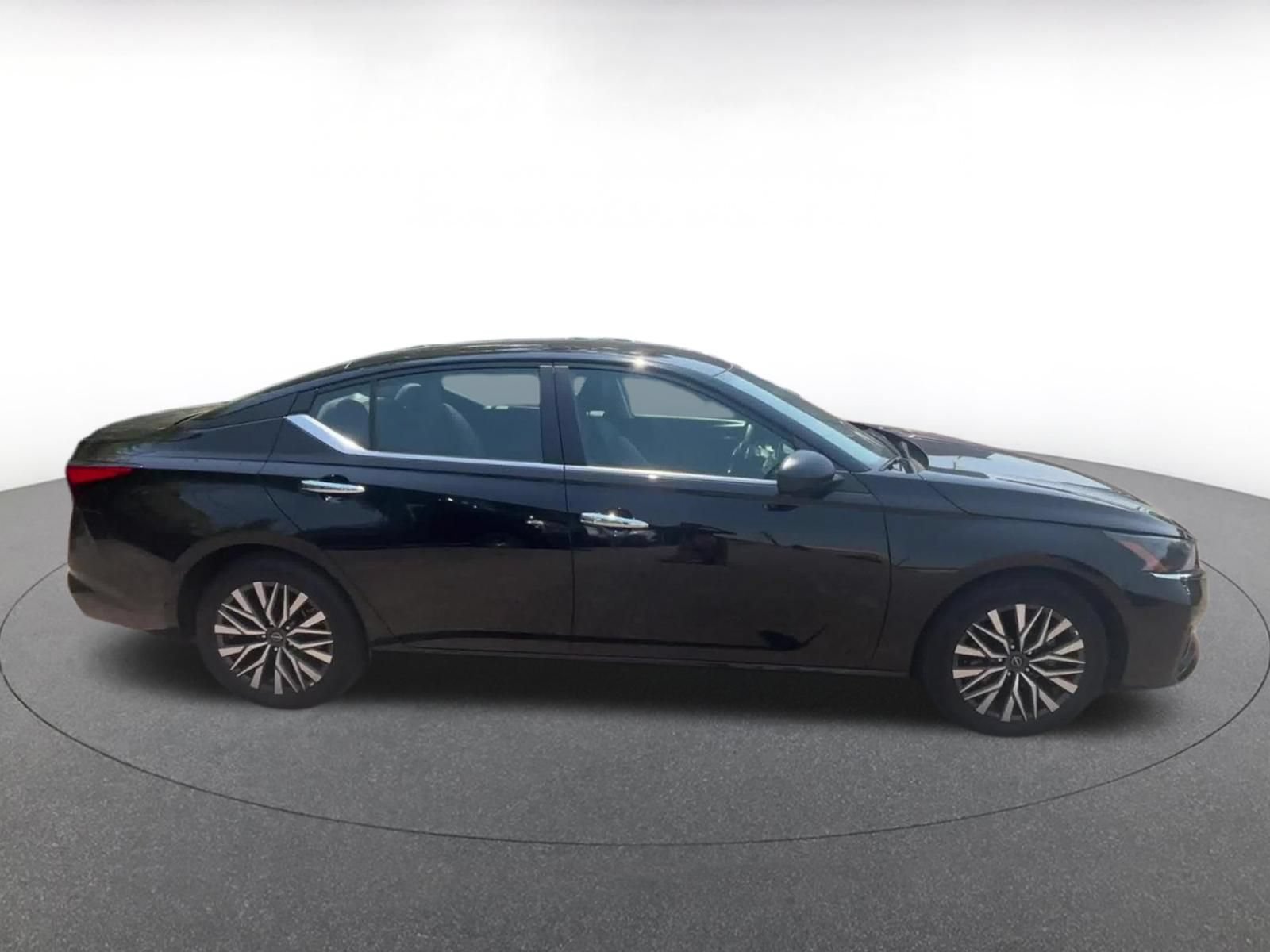 Used 2025 Nissan Altima 2.5 SV FWD image 15