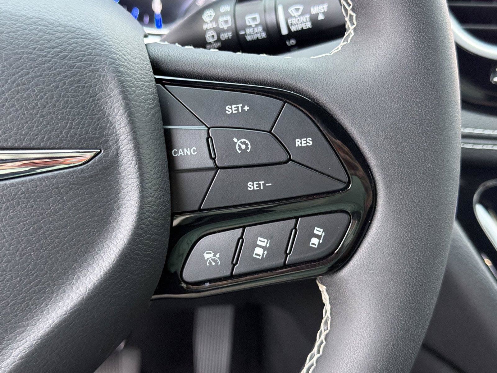 Used 2025 Chrysler Pacifica Limited AWD/4WD image 25