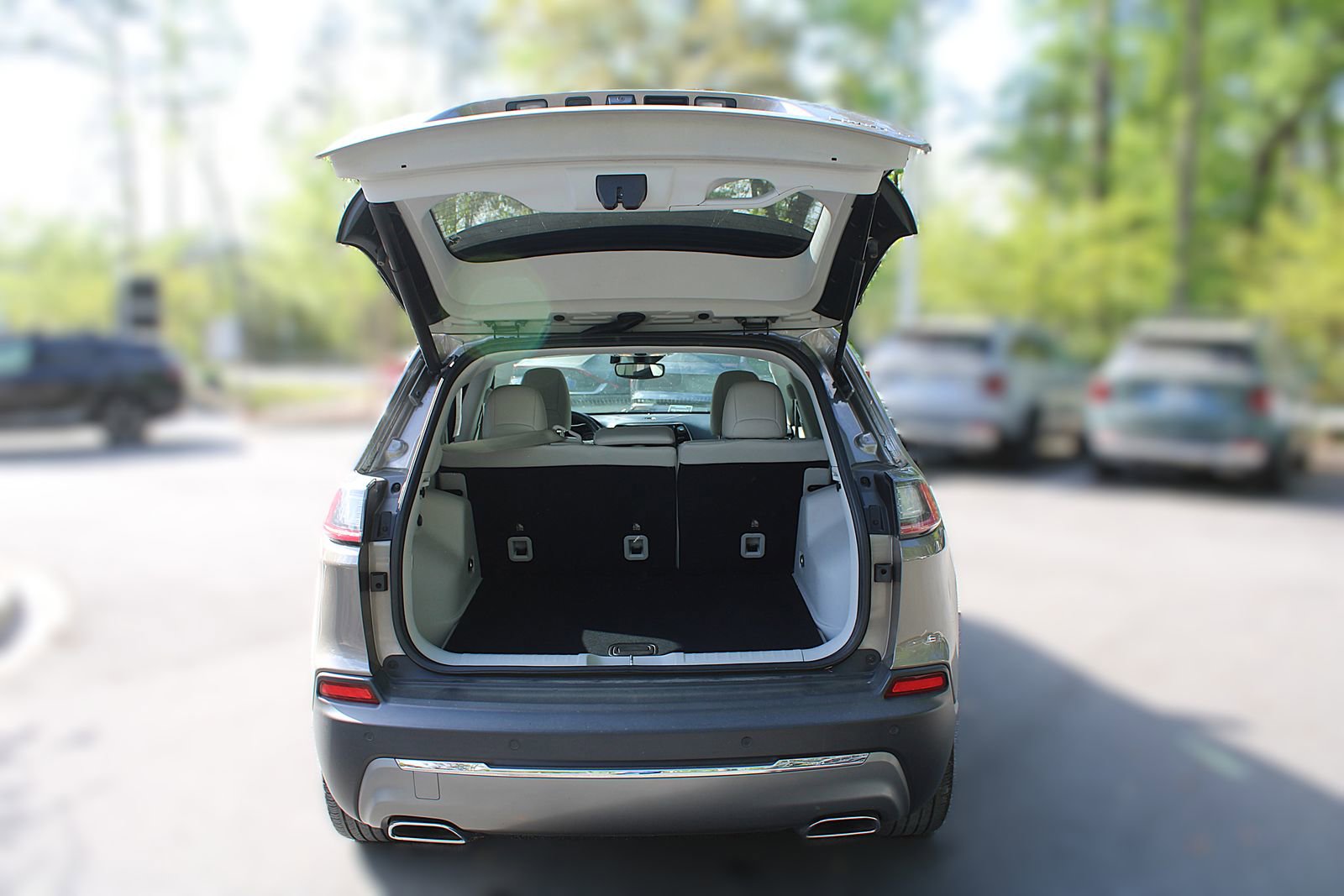 Used 2019 Jeep Cherokee Limited w/ Technology Group image 9