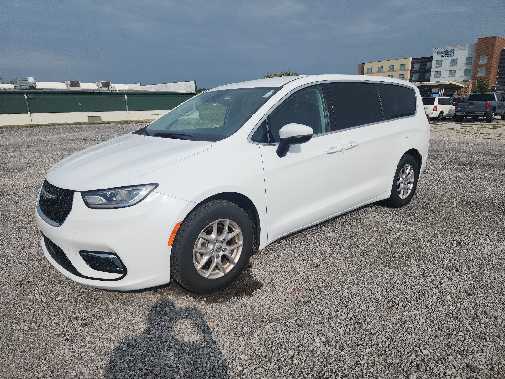Used 2023 Chrysler Pacifica Touring-L FWD image 1