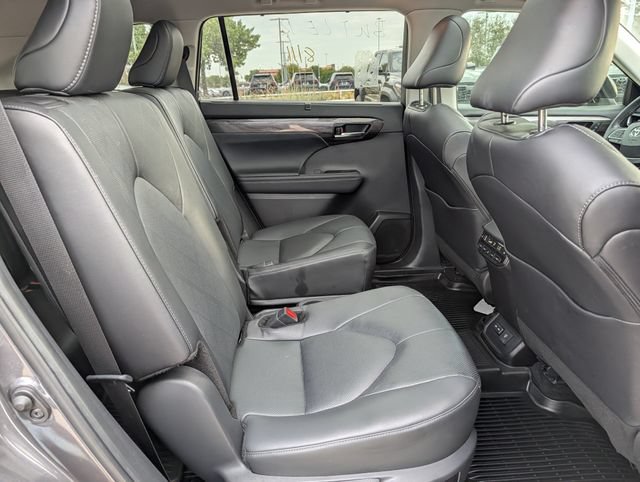 Used 2024 Toyota Highlander Platinum FWD image 33