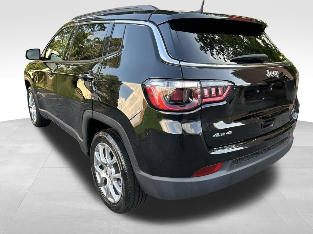 Used 2023 Jeep Compass Latitude w/ Sun and Sound Group AWD/4WD image 3