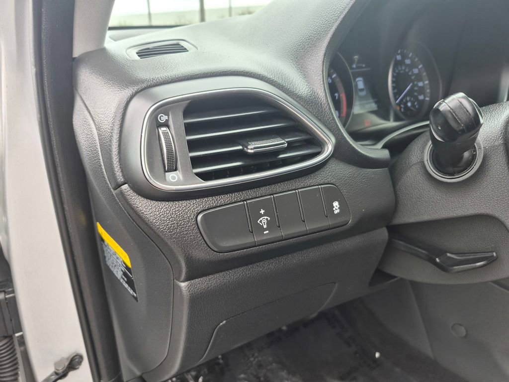 Used 2018 Hyundai Elantra GT image 12