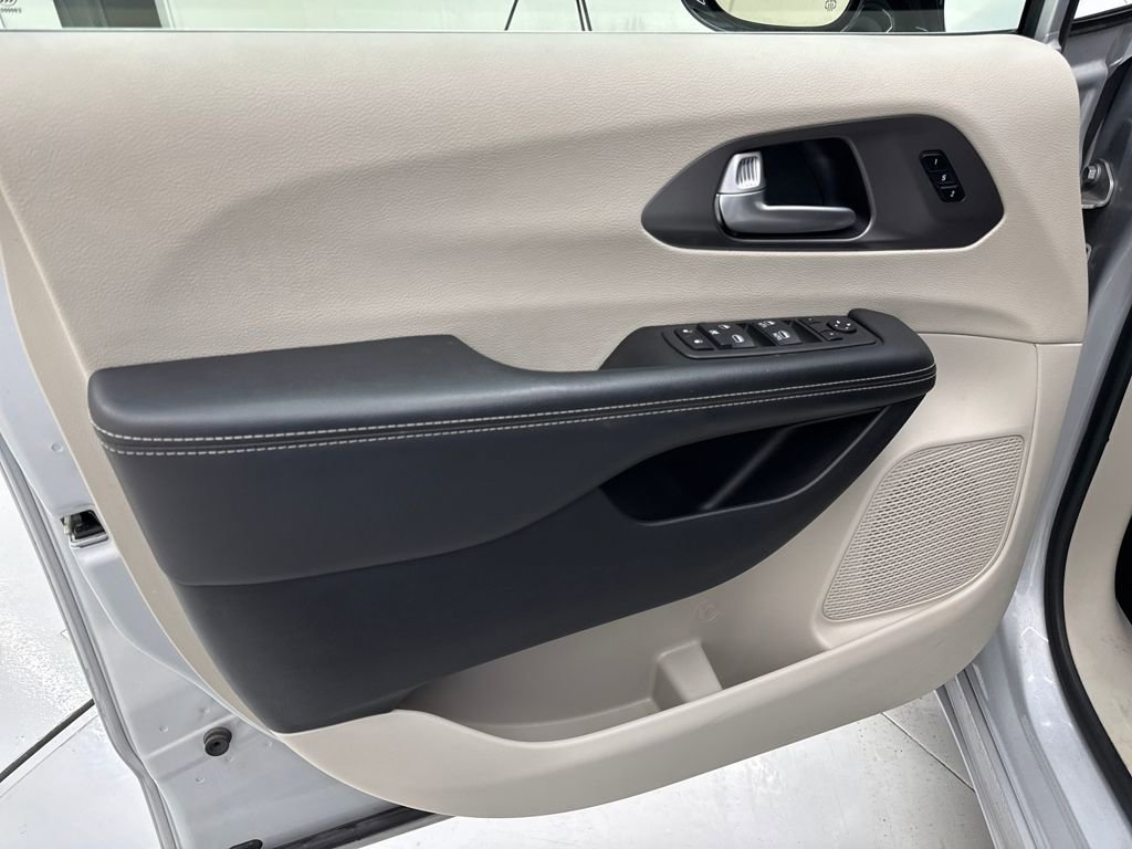 Used 2024 Chrysler Pacifica Touring-L image 11