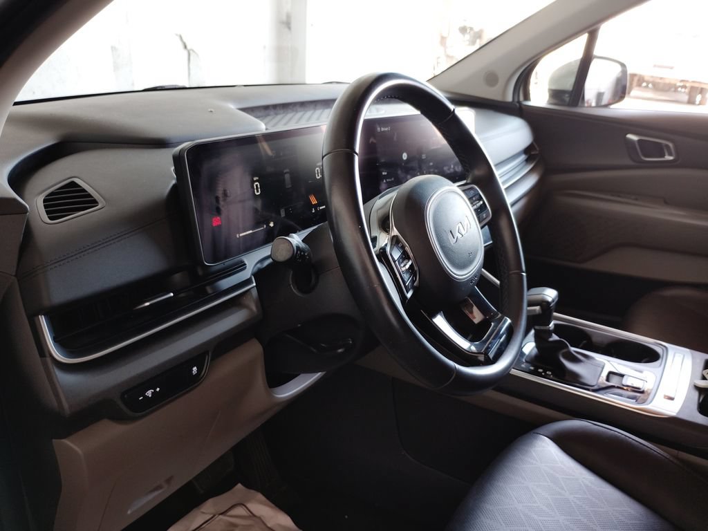 Used 2025 Kia Carnival EX FWD image 24