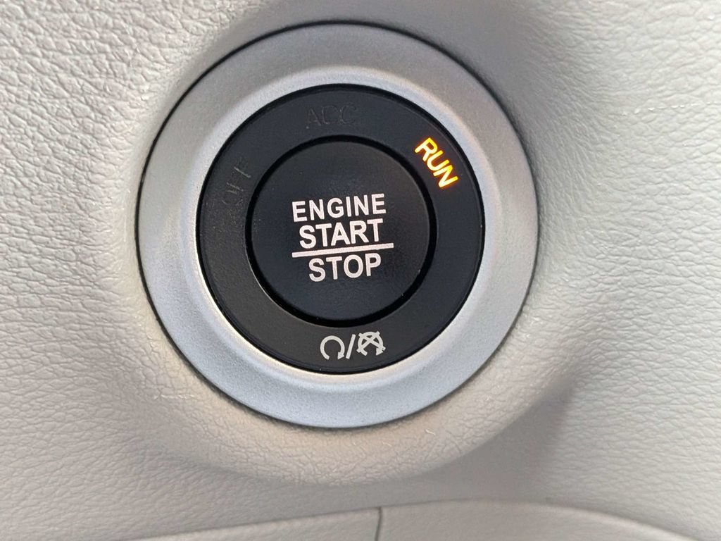 Used 2024 Chrysler Pacifica Touring-L FWD image 29