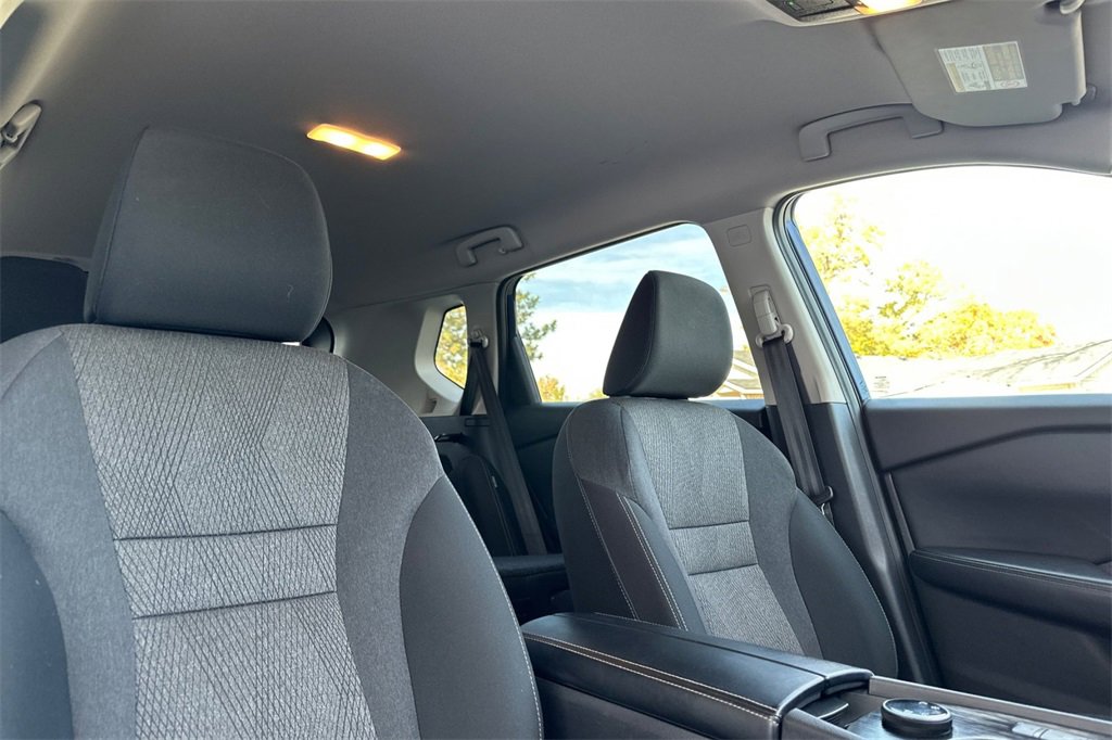 Used 2025 Nissan Rogue SV image 19