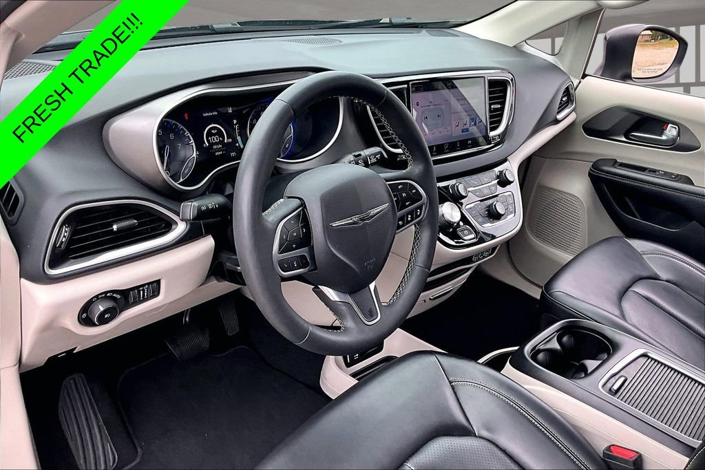 Used 2023 Chrysler Pacifica Touring-L FWD image 16