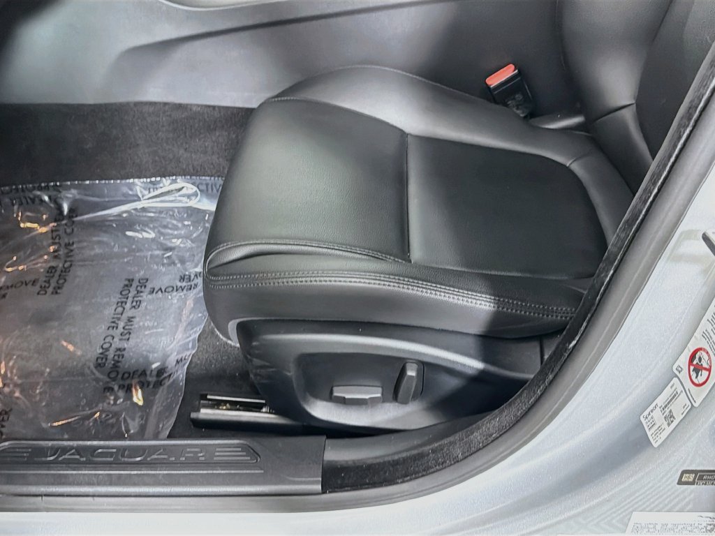 Used 2018 Jaguar XE RWD image 19