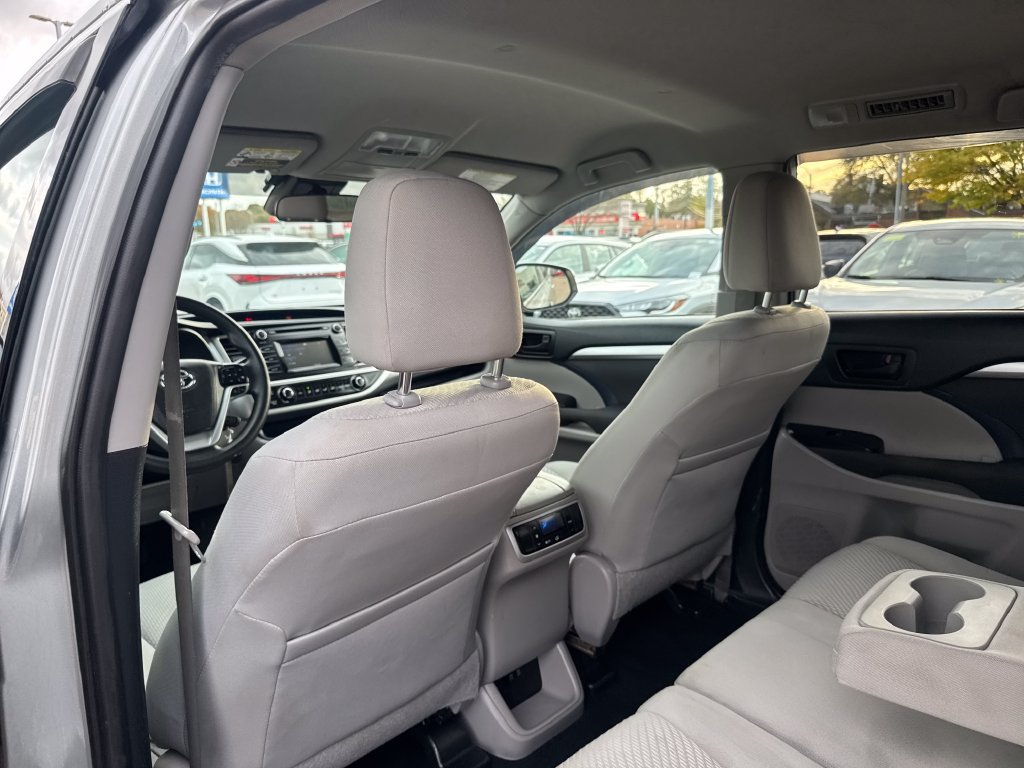 Used 2019 Toyota Highlander LE AWD/4WD image 38