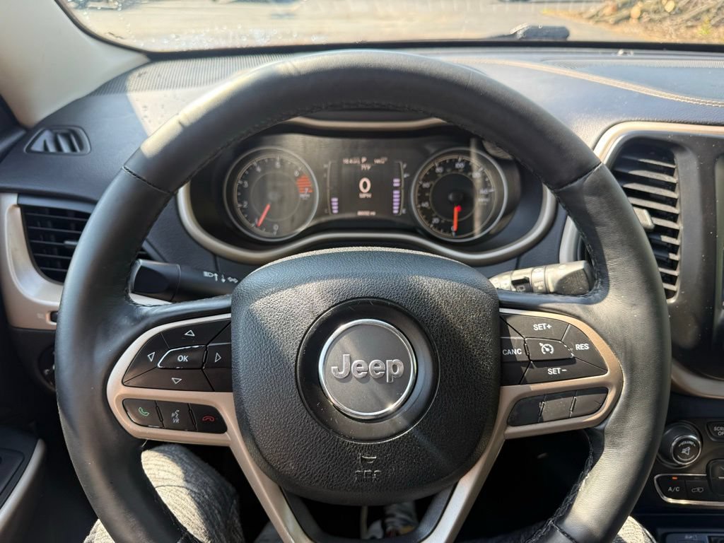 Used 2017 Jeep Cherokee Latitude w/ Cold Weather Group AWD/4WD image 18