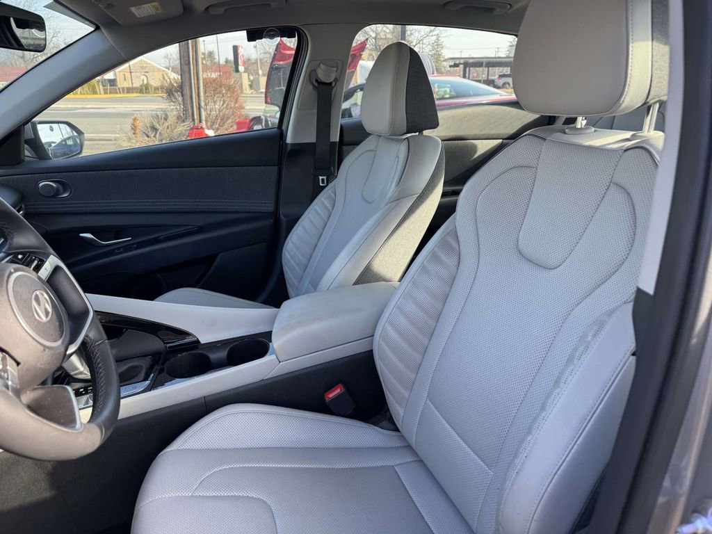 Used 2025 Hyundai Elantra Limited FWD image 12