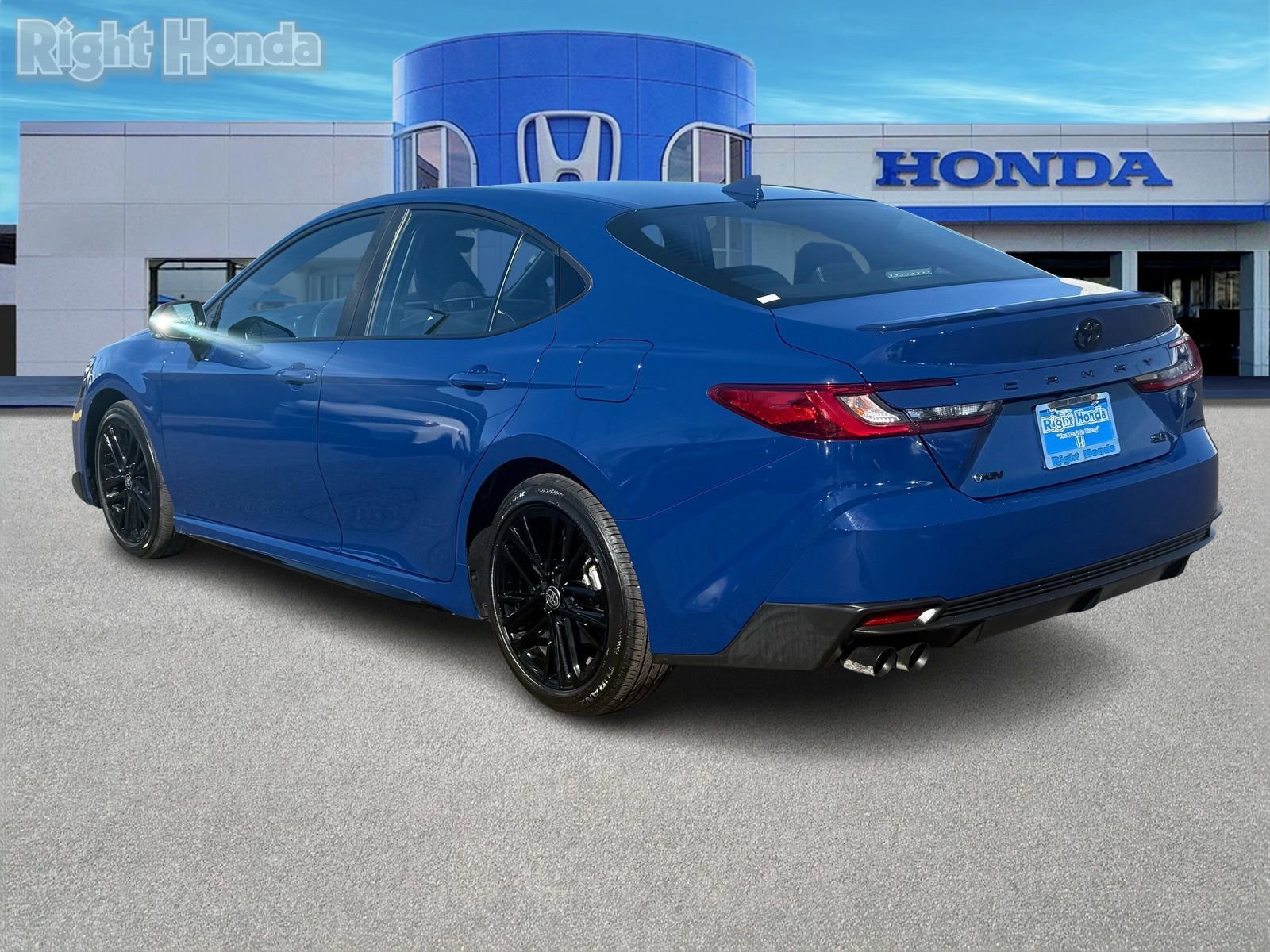 Used 2025 Toyota Camry SE w/ Convenience Package image 4