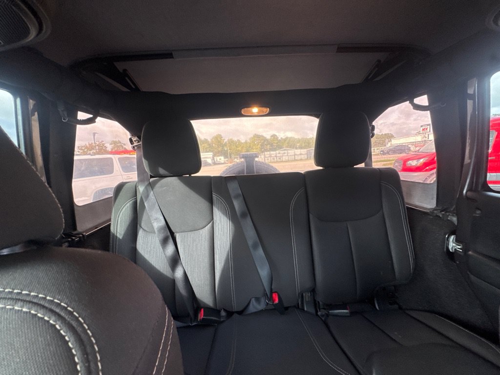 Used 2016 Jeep Wrangler Unlimited Sahara w/ Connectivity Group AWD/4WD image 15