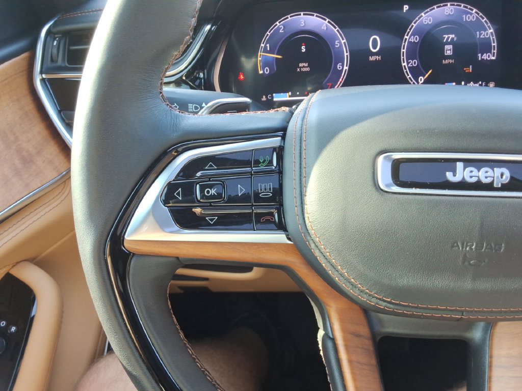 Used 2025 Jeep Grand Cherokee Summit AWD/4WD image 28