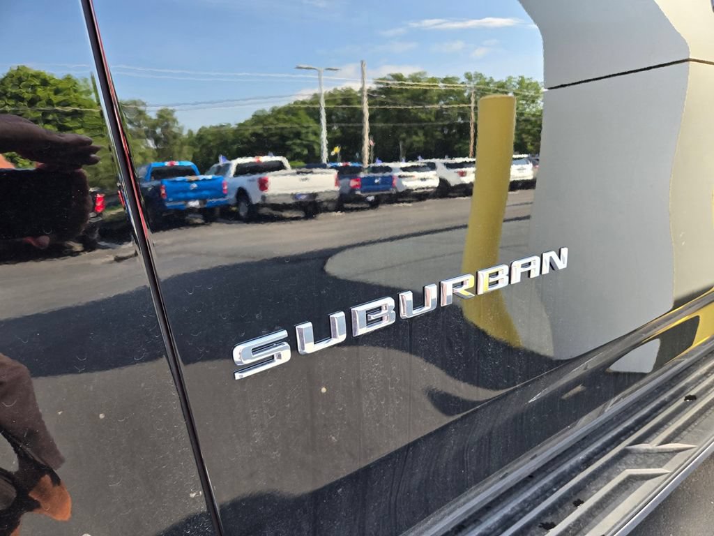 Used 2022 Chevrolet Suburban LT AWD/4WD image 4