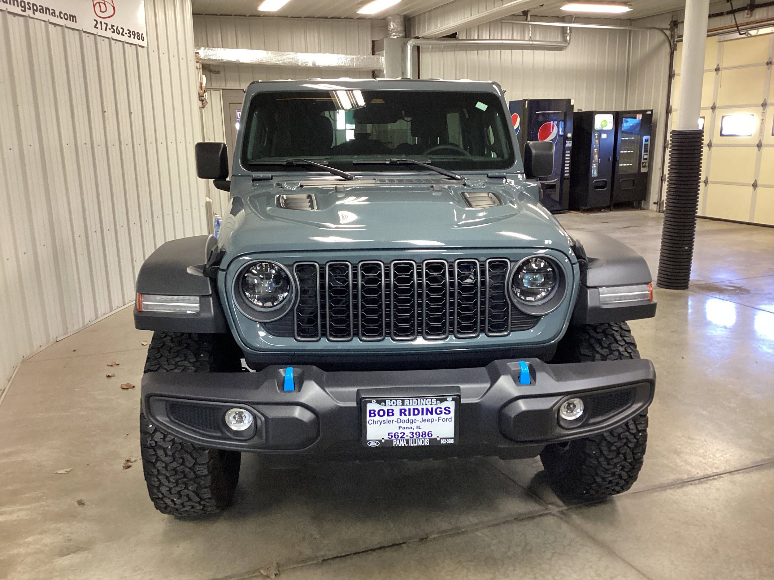 Used 2025 Jeep Wrangler Unlimited Rubicon 4xe w/ Convenience Group AWD/4WD image 8