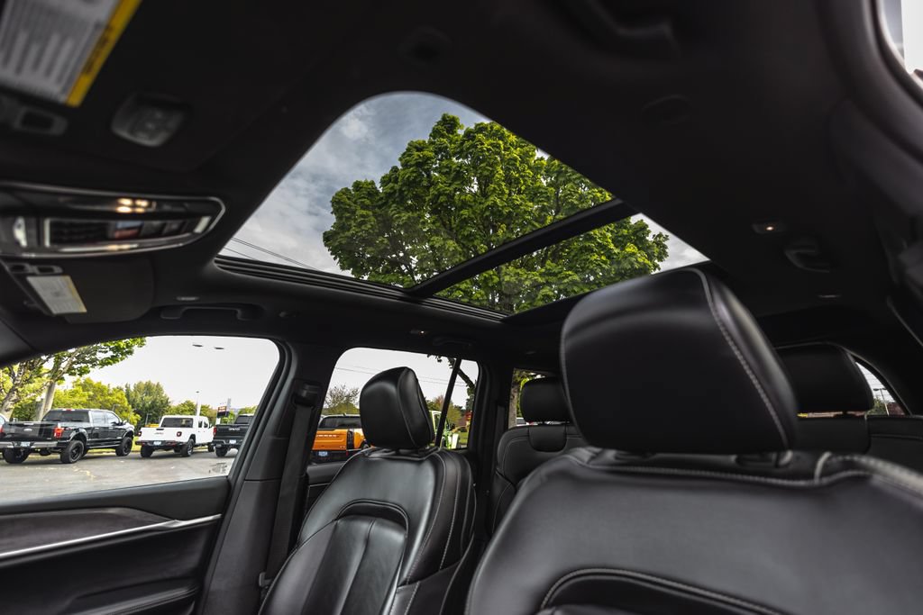 Used 2024 Jeep Grand Cherokee Limited AWD/4WD image 24
