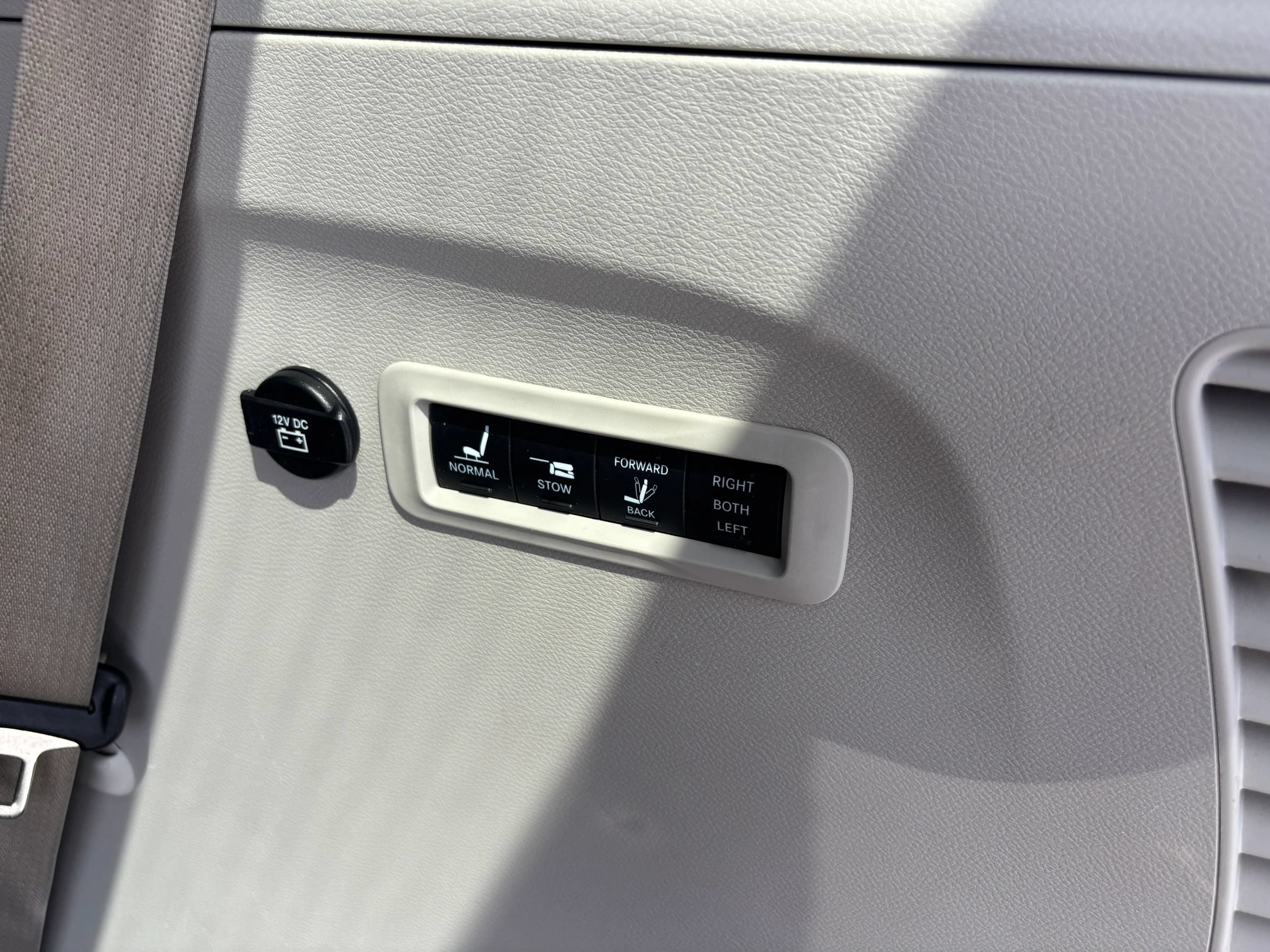 Used 2018 Chrysler Pacifica Limited w/ Advanced Safetytec Group FWD image 39