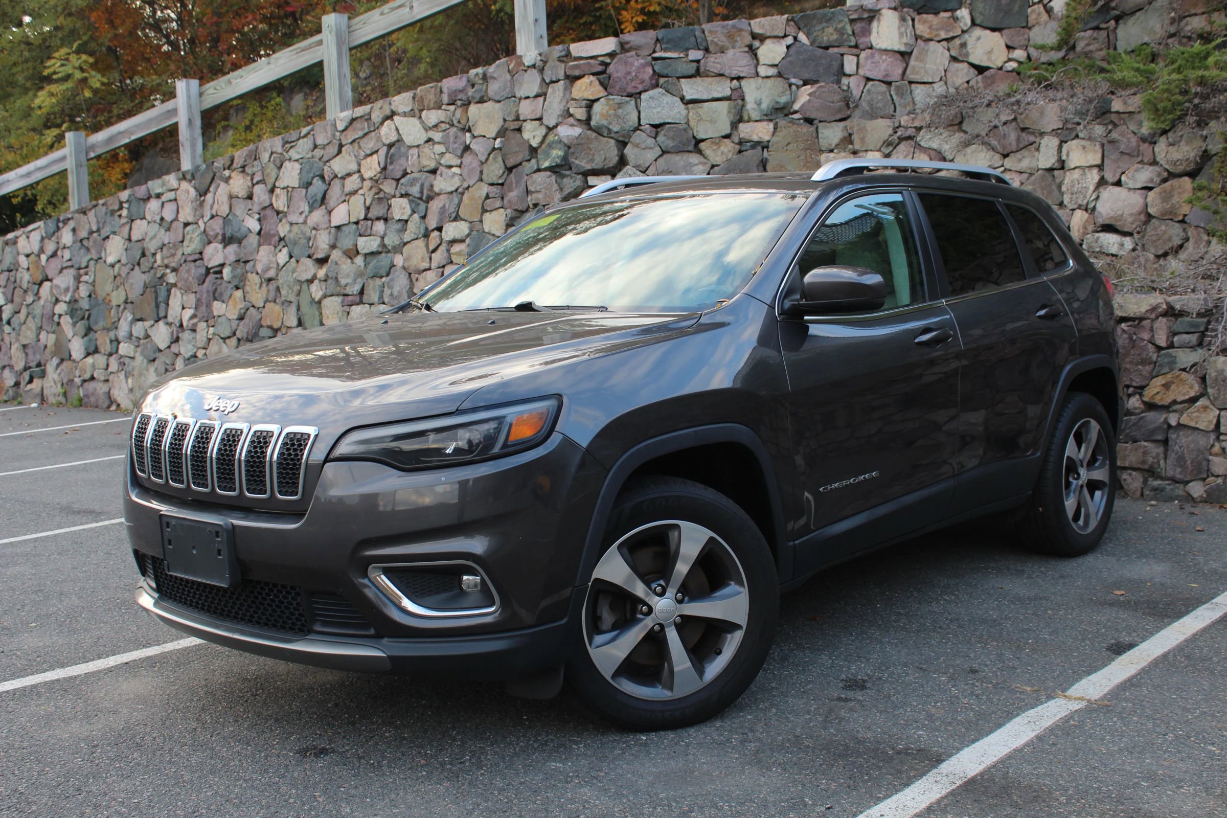 Used 2019 Jeep Cherokee Limited image 2