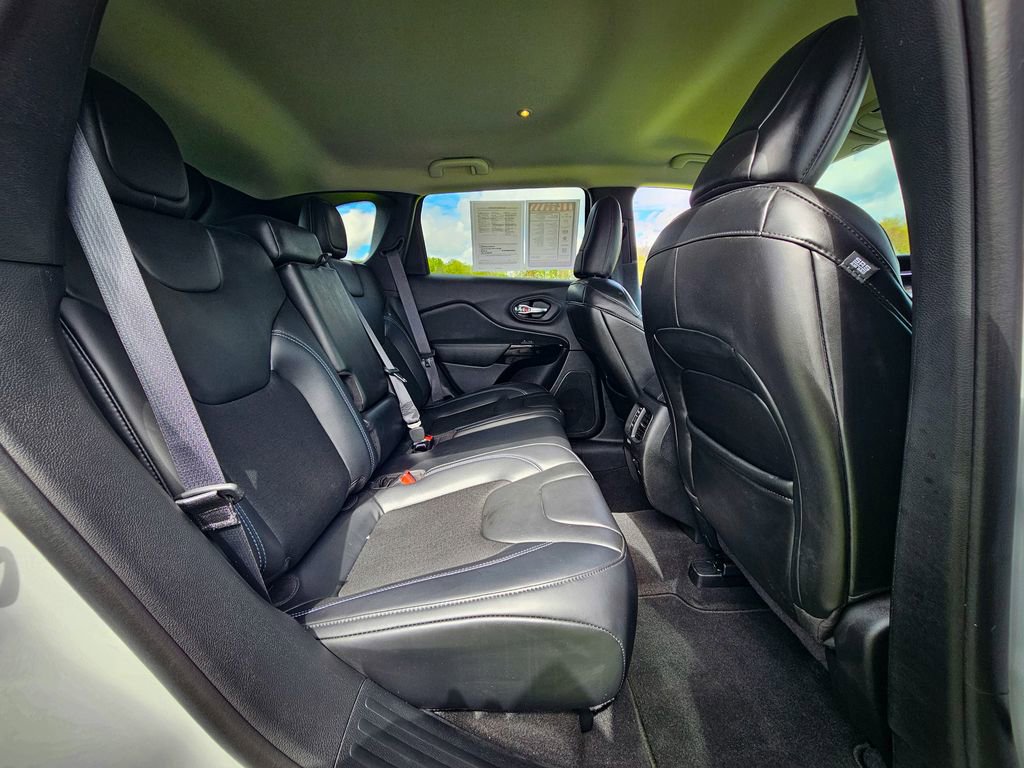 Used 2020 Jeep Cherokee Latitude Plus w/ Cold Weather Group AWD/4WD image 37