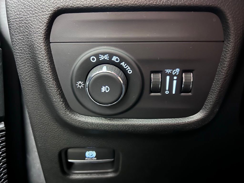 Used 2023 Jeep Grand Cherokee Limited AWD/4WD image 7