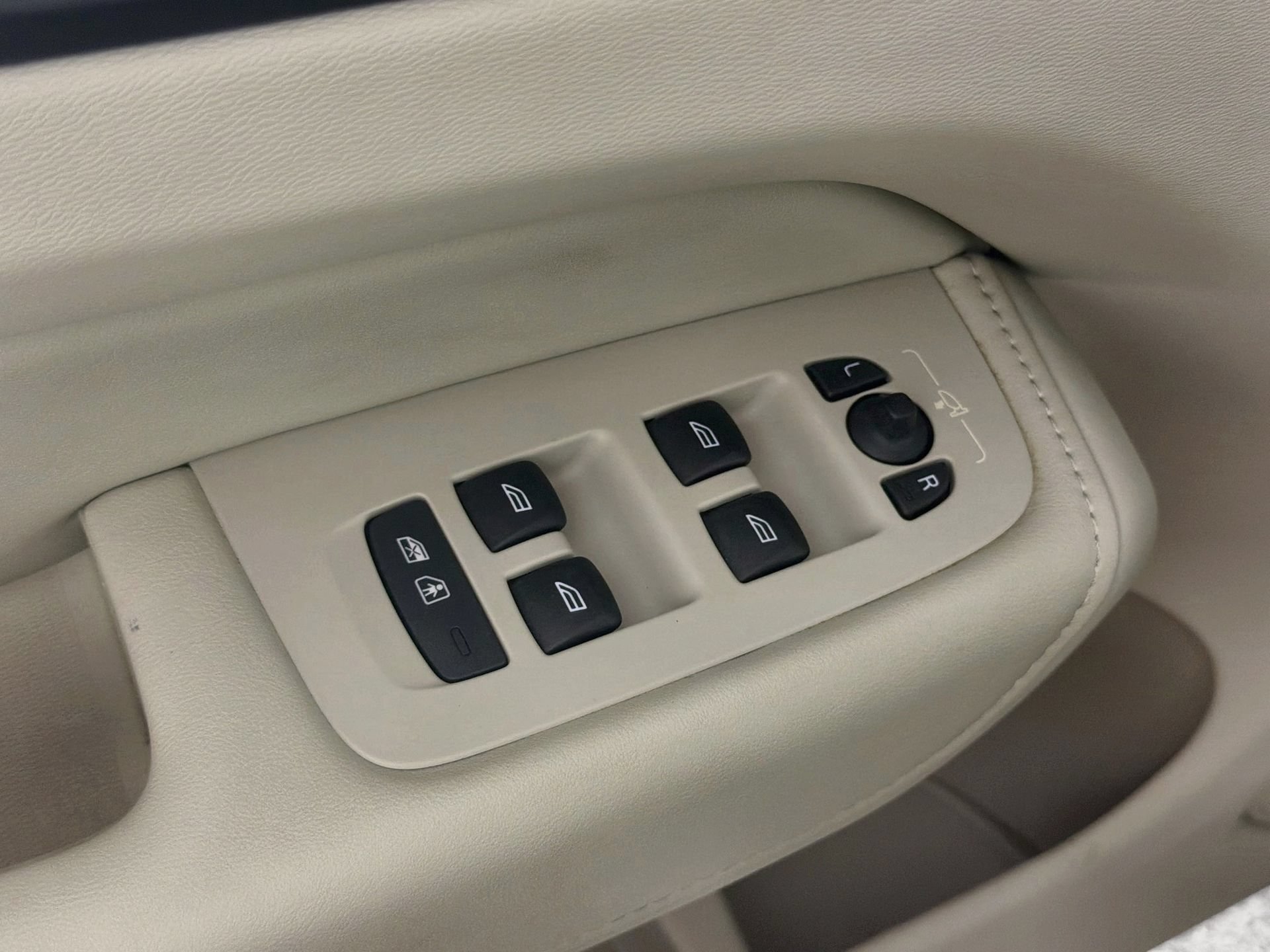 Certified 2024 Volvo XC60 B5 Plus AWD/4WD image 18