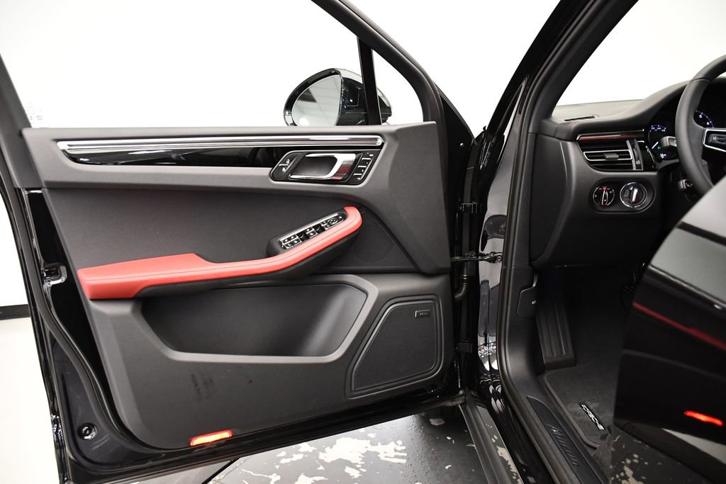 Used 2025 Porsche Macan image 34