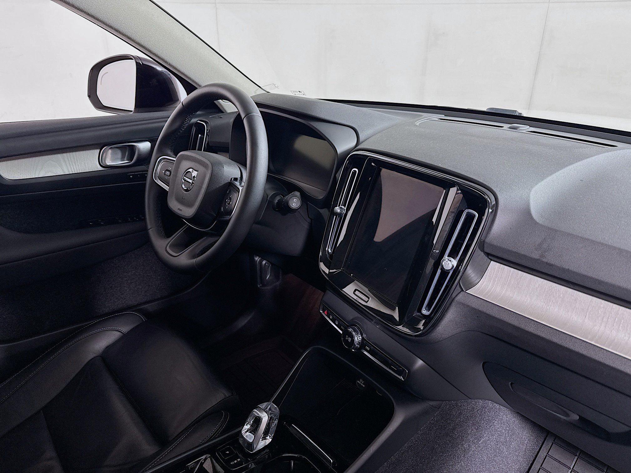 Used 2023 Volvo XC40 B5 Plus w/ Climate Package AWD/4WD image 28