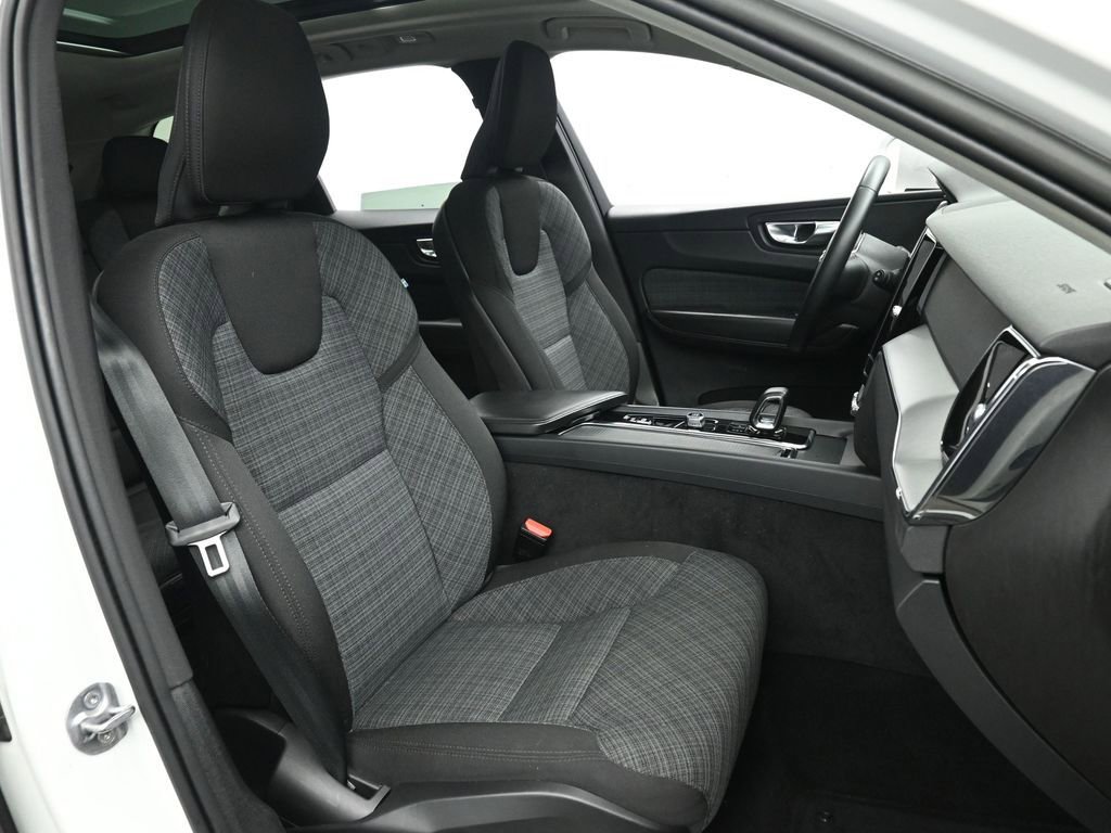 Used 2023 Volvo XC60 B5 Core image 23