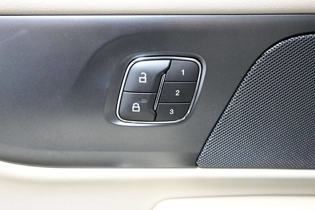 Used 2025 Lincoln Nautilus Reserve w/ Jet Appearance Package AWD/4WD image 11