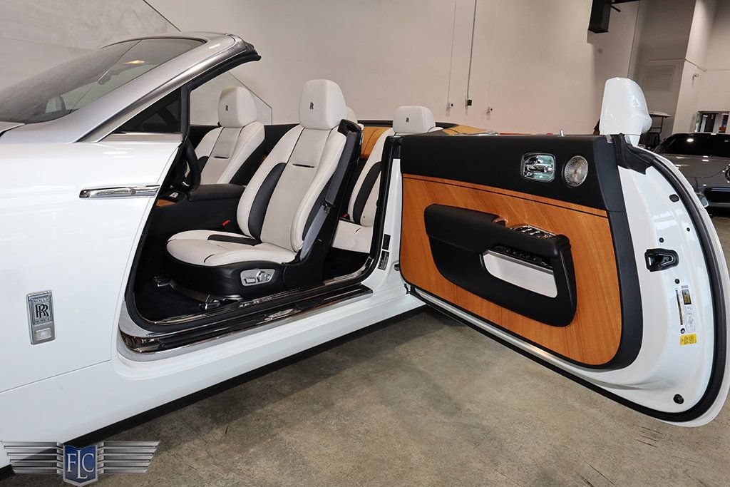 Used 2017 Rolls-Royce Dawn RWD image 18