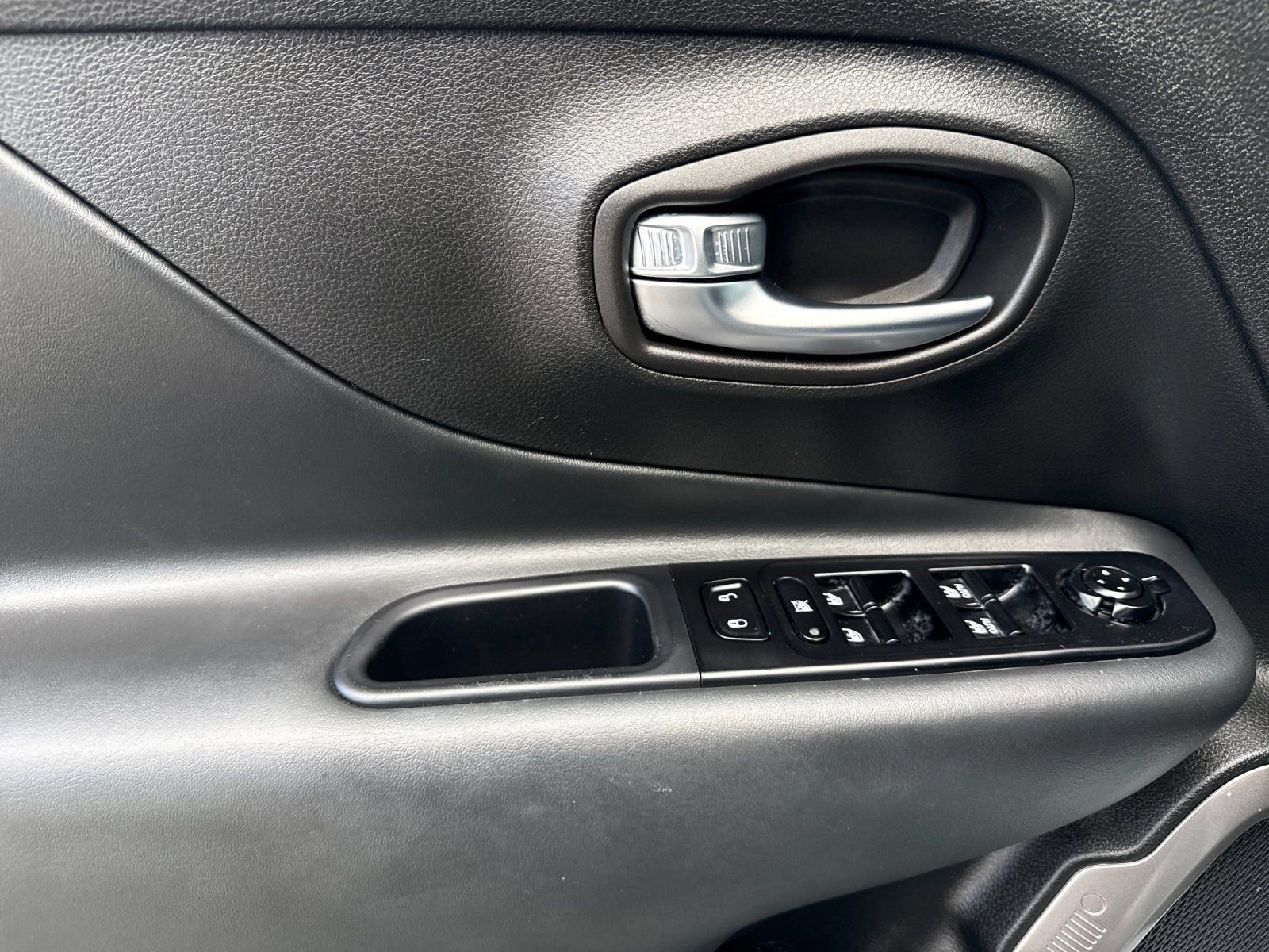 Used 2022 Jeep Renegade Latitude image 10
